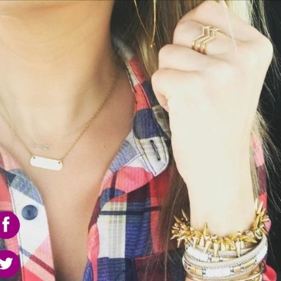 :: Stella & Dot | [GOLD] Hammered Wire Small Hoops Retired - Picture 4 of 9